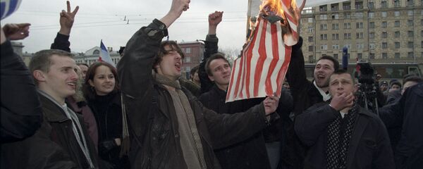 Protesta frente a la embajada de EEUU contra las acciones de la OTAN en Yugoslavia (1999) Protesta frente a la embajada de EEUU contra las acciones de la OTAN en Yugoslavia (1999) - Sputnik Mundo