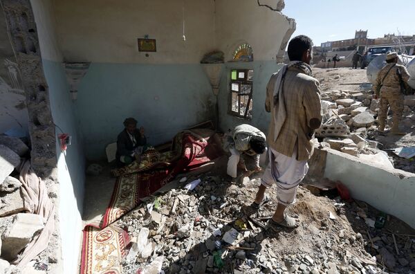 Consecuencias de los ataques aéreos liderados por Arabia Saudita en la capital de Yemen Consecuencias de los ataques aéreos liderados por Arabia Saudita en la capital de Yemen - Sputnik Mundo