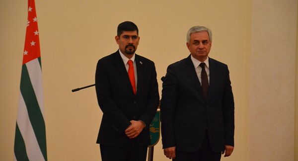 Embajador nicaragüense en Abjasia, Juan Ernesto Vázquez Araya, y presidente abjasio, Raúl Jadzhimba Embajador nicaragüense en Abjasia, Juan Ernesto Vázquez Araya, y presidente abjasio, Raúl Jadzhimba - Sputnik Mundo