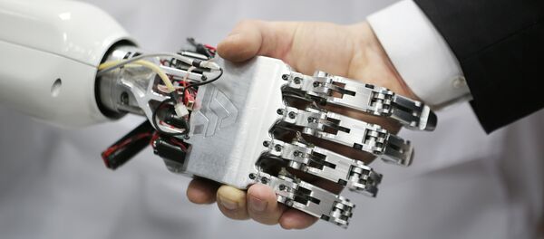 Apretón de manos con un robot - Sputnik Mundo
