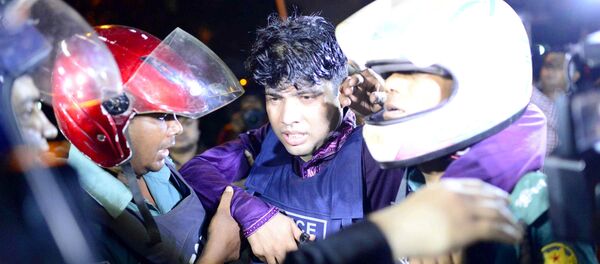 Un policía herido en el ataque de Daesh a un restaurante en Bangladés, el 1 de julio de 2016 - Sputnik Mundo