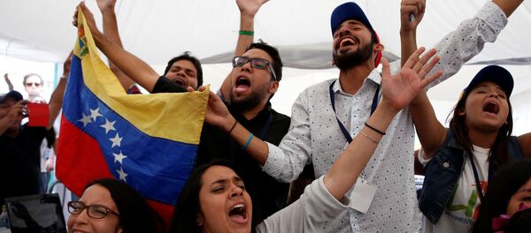 La recolección de firmas para activar un referéndum revocatorio (archivo) - Sputnik Mundo