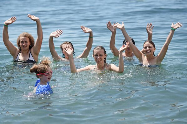 María Zajárova, portavoz de la Cancillería rusa, bañándose en el mar con los niños del campamento Artek en Crimea - Sputnik Mundo