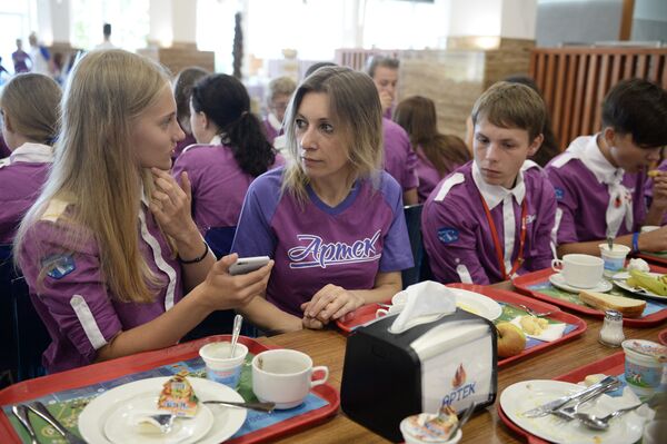María Zajárova, portavoz del Ministerio de Exteriores de Rusia, en la cantina del campamento infantil Artek  - Sputnik Mundo