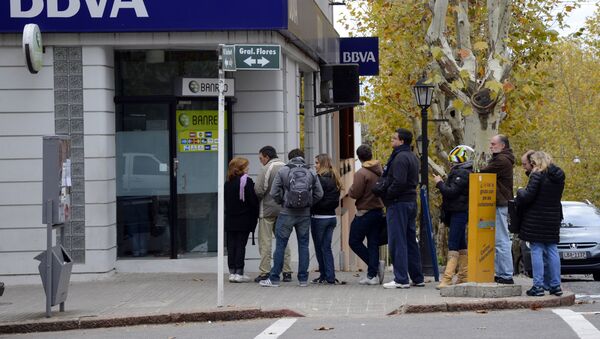 La gente haciendo la fila para un cajero automático - Sputnik Mundo