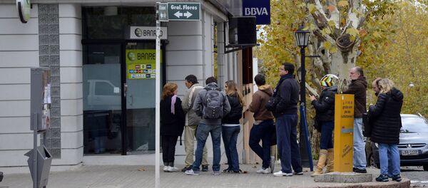 La gente haciendo la fila para un cajero automático - Sputnik Mundo