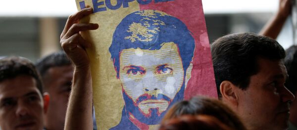 Un cartel con el retrato de Leopoldo López Un cartel con el retrato de Leopoldo López - Sputnik Mundo