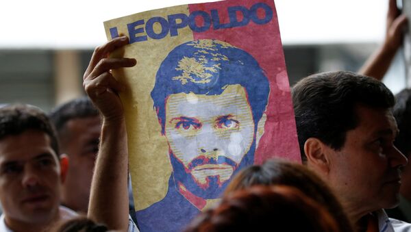 Un cartel con el retrato de Leopoldo López - Sputnik Mundo