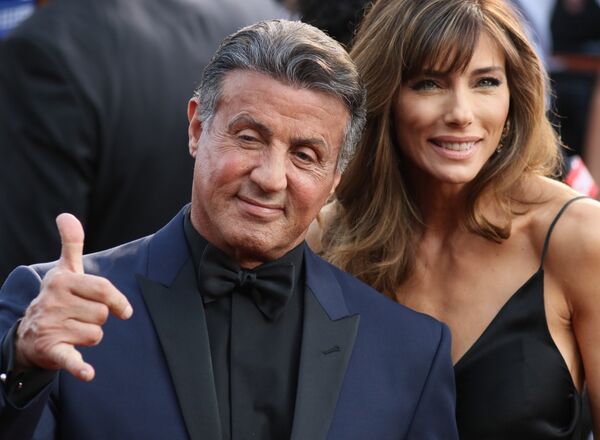 El actor, Sylvester Stallone, y su esposa, Jennifer Flavin, en la alfombra roja de la 88ª edición de los premios Óscar. Hollywood, California, 28 de febrero de 2016.  - Sputnik Mundo