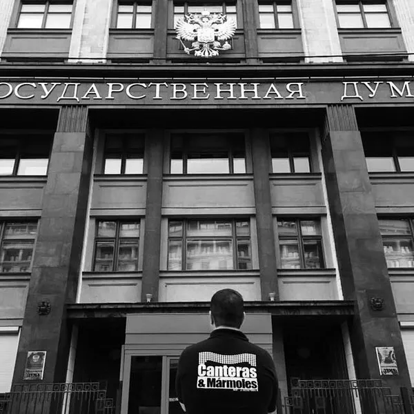 Representante de la empresa 'Canteras y Mármoles' enfrente del edificio de la Duma Estatal de Rusia Representante de la empresa 'Canteras y Mármoles' enfrente del edificio de la Duma Estatal de Rusia - Sputnik Mundo
