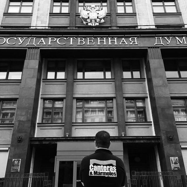 Representante de la empresa 'Canteras y Mármoles' enfrente del edificio de la Duma Estatal de Rusia - Sputnik Mundo