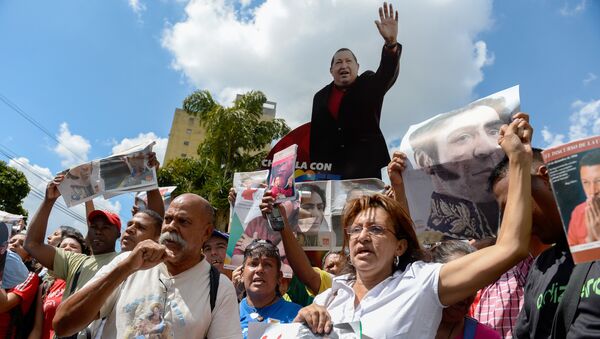 Supporters of Venezuela's late President Hugo Chavez and current President Nicolas Maduro accompany United Socialist Party (PSUV) deputies, outside the Supreme Court of Justice in Caracas on January 7, 2016 - Sputnik Mundo