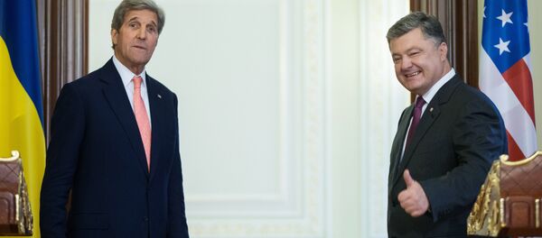 Presidente ucraniano, Petró Poroshenko, y secretario de Estado de EEUU, John Kerry - Sputnik Mundo