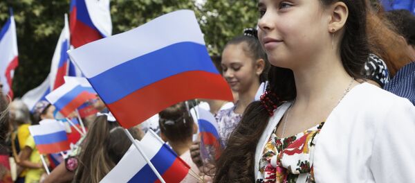 Una niña con la bandera de Rusia - Sputnik Mundo