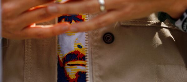 La camisa con el retrato del opositor venezolano Leopoldo López - Sputnik Mundo