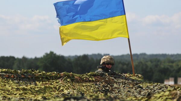 Un militar con la bandera nacional de Ucrania - Sputnik Mundo