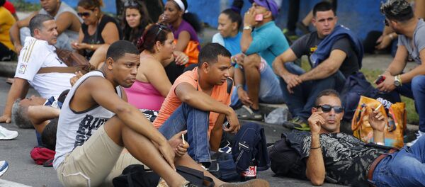 Los cubanos cerca de la embajada de Ecuador en La Habana Los cubanos cerca de la embajada de Ecuador en La Habana - Sputnik Mundo