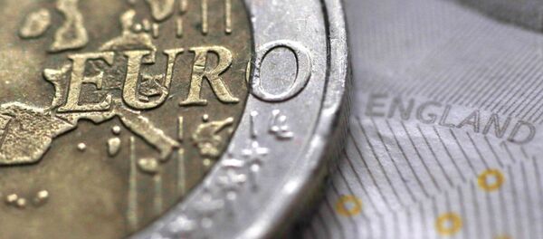 La moneda de 2 euros y el billete de 10 libras - Sputnik Mundo