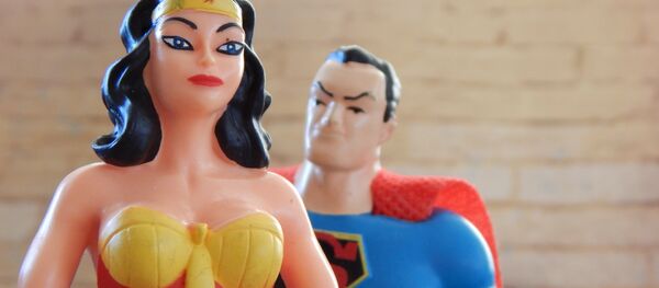 Muñecas de Wonder Woman y Superman Muñecas de Wonder Woman y Superman - Sputnik Mundo