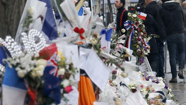 Una ofrenda floral frenta a la la sala de conciertos Bataclán en París Una ofrenda floral frenta a la la sala de conciertos Bataclán en París - Sputnik Mundo