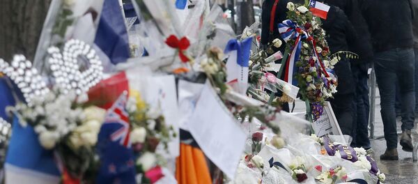 Una ofrenda floral frenta a la la sala de conciertos Bataclán en París Una ofrenda floral frenta a la la sala de conciertos Bataclán en París - Sputnik Mundo