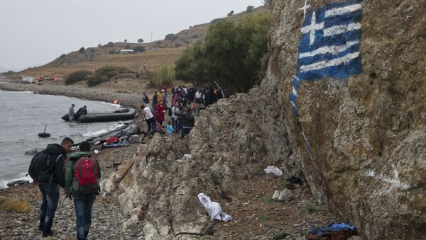 La bandera de Grecia pintada en la roca, los migrantes llegando a las orillas de la isla griega de Lesbos, Sept. 22, 2015 La bandera de Grecia pintada en la roca, los migrantes llegando a las orillas de la isla griega de Lesbos, Sept. 22, 2015 - Sputnik Mundo