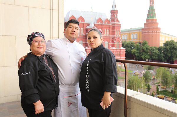 El chef peruano Jhosef Arias y su equipo en el Festival Gastronómico en Moscú - Sputnik Mundo