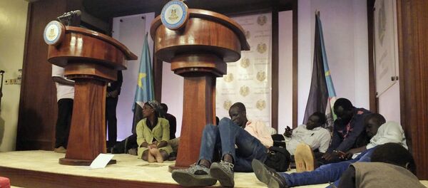 Los periodistas se cayeron al piso en el palacio presidencial de Sudán del Sur tras escuchar los tiroteos - Sputnik Mundo