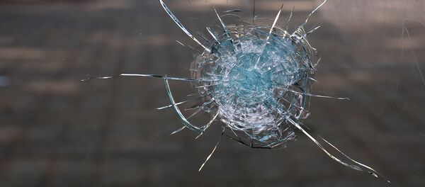 Broken glass from a bullet hole is seen at a bus stop near the shooting scene in Dallas, Texas, U.S - Sputnik Mundo