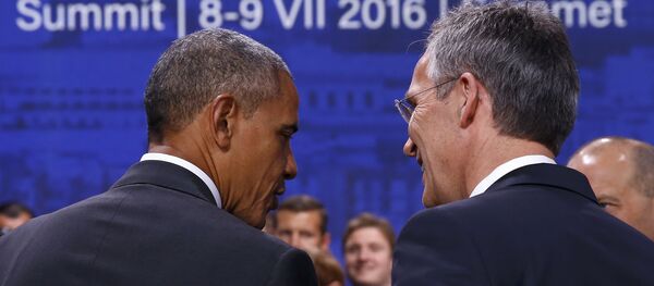 Presidente de EEUU, Barack Obama, y secretario general de la OTAN, Jens Stoltenberg, en la cumbre en Varsovia - Sputnik Mundo