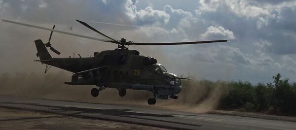 Un helicóptero ruso Mi-24, versión de base del Mi-25 - Sputnik Mundo