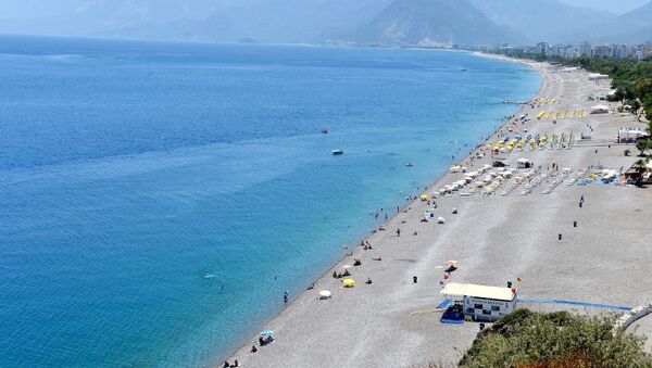 Antalya'da, her yıl binlerce yerli ve yabancı turistin akın ettiği dünyaca ünlü Konyaaltı sahili, bomboş görüntüsüyle dikkati çekiyor. - Sputnik Mundo