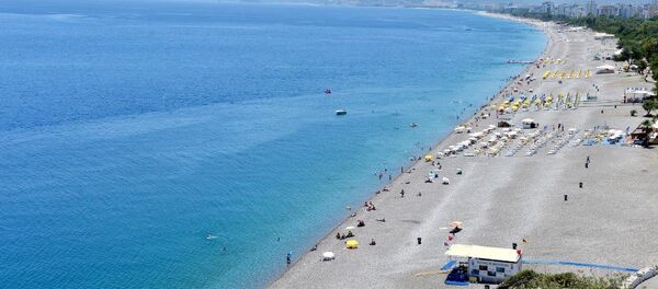 Antalya'da, her yıl binlerce yerli ve yabancı turistin akın ettiği dünyaca ünlü Konyaaltı sahili, bomboş görüntüsüyle dikkati çekiyor. - Sputnik Mundo