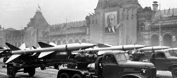 La técnica soviética militar en la Plaza Roja La técnica soviética militar en la Plaza Roja - Sputnik Mundo