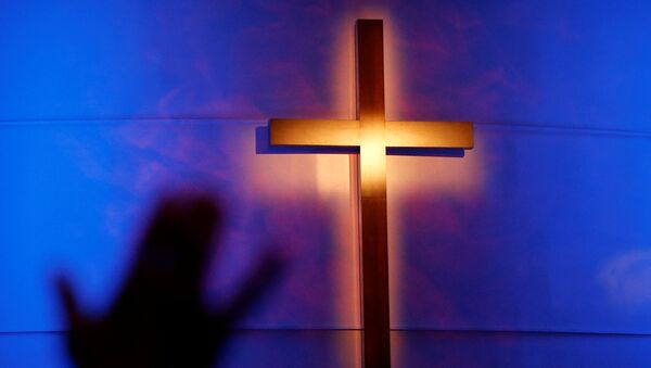 A woman raises her hand during a prayer service at the Concord Baptist Church, one day after a lone gunman ambushed and killed five police officers at a protest decrying police shootings of black men, in Dallas, Texas, U.S., July 8, 2016. - Sputnik Mundo