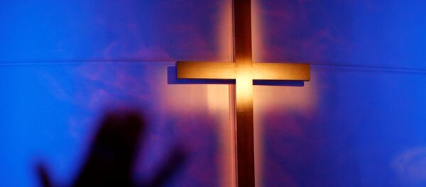 A woman raises her hand during a prayer service at the Concord Baptist Church, one day after a lone gunman ambushed and killed five police officers at a protest decrying police shootings of black men, in Dallas, Texas, U.S., July 8, 2016. - Sputnik Mundo