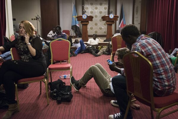 Periodistas en la sala de conferencias durante los enfentamientos al lado del palacio presidencial en Yuba, Sudán del Sur - Sputnik Mundo