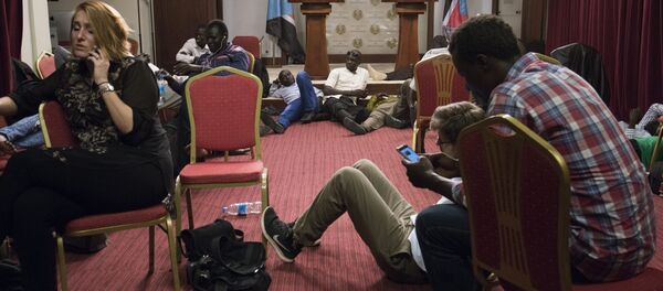Periodistas en la sala de conferencias durante los enfentamientos al lado del palacio presidencial en Yuba, Sudán del Sur Periodistas en la sala de conferencias durante los enfentamientos al lado del palacio presidencial en Yuba, Sudán del Sur - Sputnik Mundo