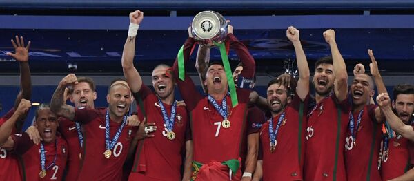Los jugadores de la selección levantan la Copa de Europa 2016 tras imponerse a Francia - Sputnik Mundo