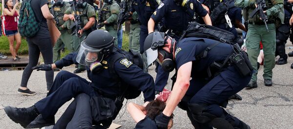 Protesta por la muerte de Alton Sterling, Luisiana, EEUU Protesta por la muerte de Alton Sterling, Luisiana, EEUU - Sputnik Mundo