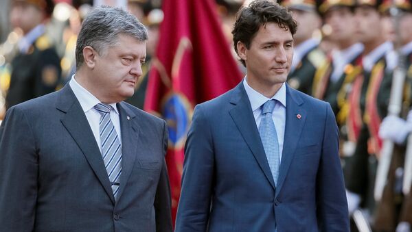 El presidente de Ucrania, Petró Poroshenko,  con el primer ministro de Canadá, Justin Trudeau, durante su visita a Kiev - Sputnik Mundo