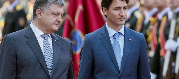 El presidente de Ucrania, Petró Poroshenko,  con el primer ministro de Canadá, Justin Trudeau, durante su visita a Kiev - Sputnik Mundo