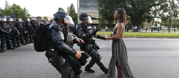 Leisha Evans, una enfermera afroamericana de Nueva York, protesta contra la violencia policial - Sputnik Mundo