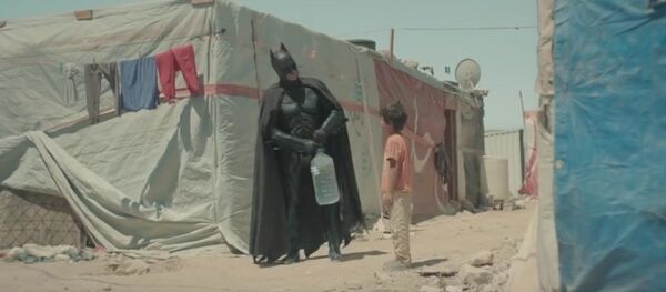 Niño sirio y Batman Niño sirio y Batman - Sputnik Mundo