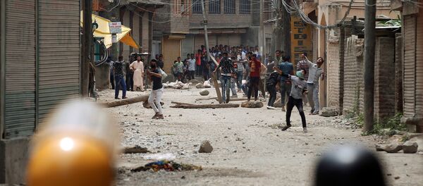 Protestas en el estado Jammu y Cachemira, India, después de la muerte del líder del grupo terrorista Hizb ul Mujahideen, Burhan Muzaffar Wani Protestas en el estado Jammu y Cachemira, India, después de la muerte del líder del grupo terrorista Hizb ul Mujahideen, Burhan Muzaffar Wani - Sputnik Mundo
