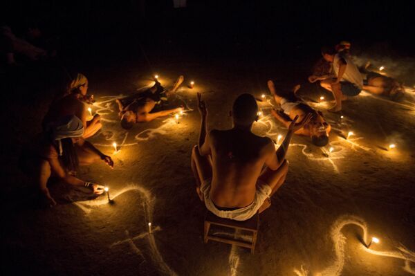 Los que quieren pedir algo a María Lionza se tumban en el suelo y los contornos de sus cuerpos se marcan con tiza. También se colocan velas y frutas a su alrededor - Sputnik Mundo