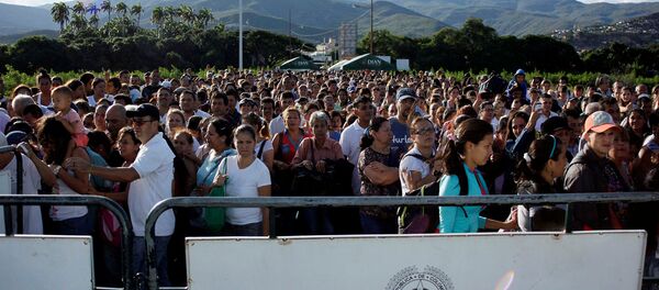 Gente en la frontera entre Colombia y Venezuela Gente en la frontera entre Colombia y Venezuela - Sputnik Mundo