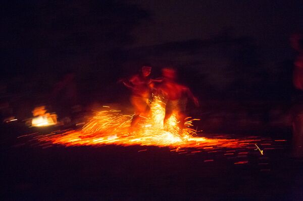 Caminar sobre trozos de carbón es uno de los más famosos rituales durante la fiesta de otoño en honor a la diosa - Sputnik Mundo