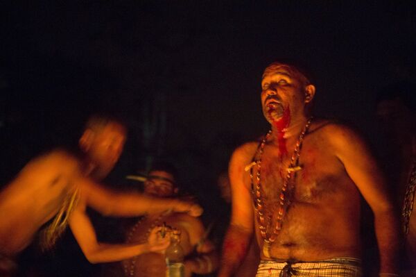 Los sacerdotes conocen la voluntad de María Lionza con la ayuda de personas con poderes psíquicos, que caen en trance arropadas por los gritos de la multitud: ¡Fuerza! ¡Fuerza! - Sputnik Mundo