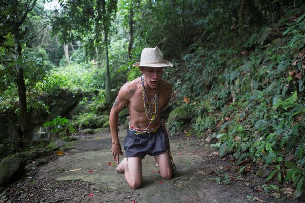 Algunos peregrinos hacen una parte del camino hacia la diosa de rodillas - Sputnik Mundo